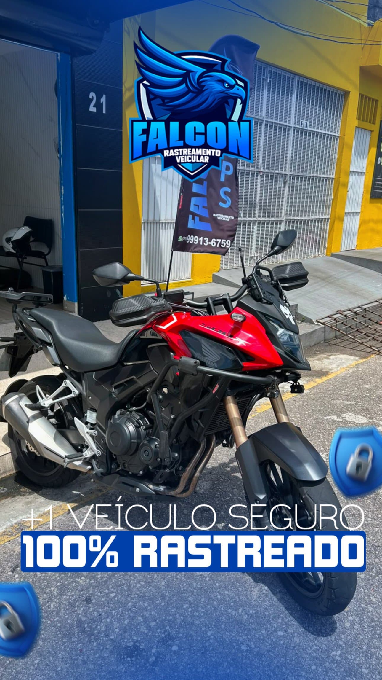 Moto Honda vermelha com bandeira Falcon Rastreamento instalada
