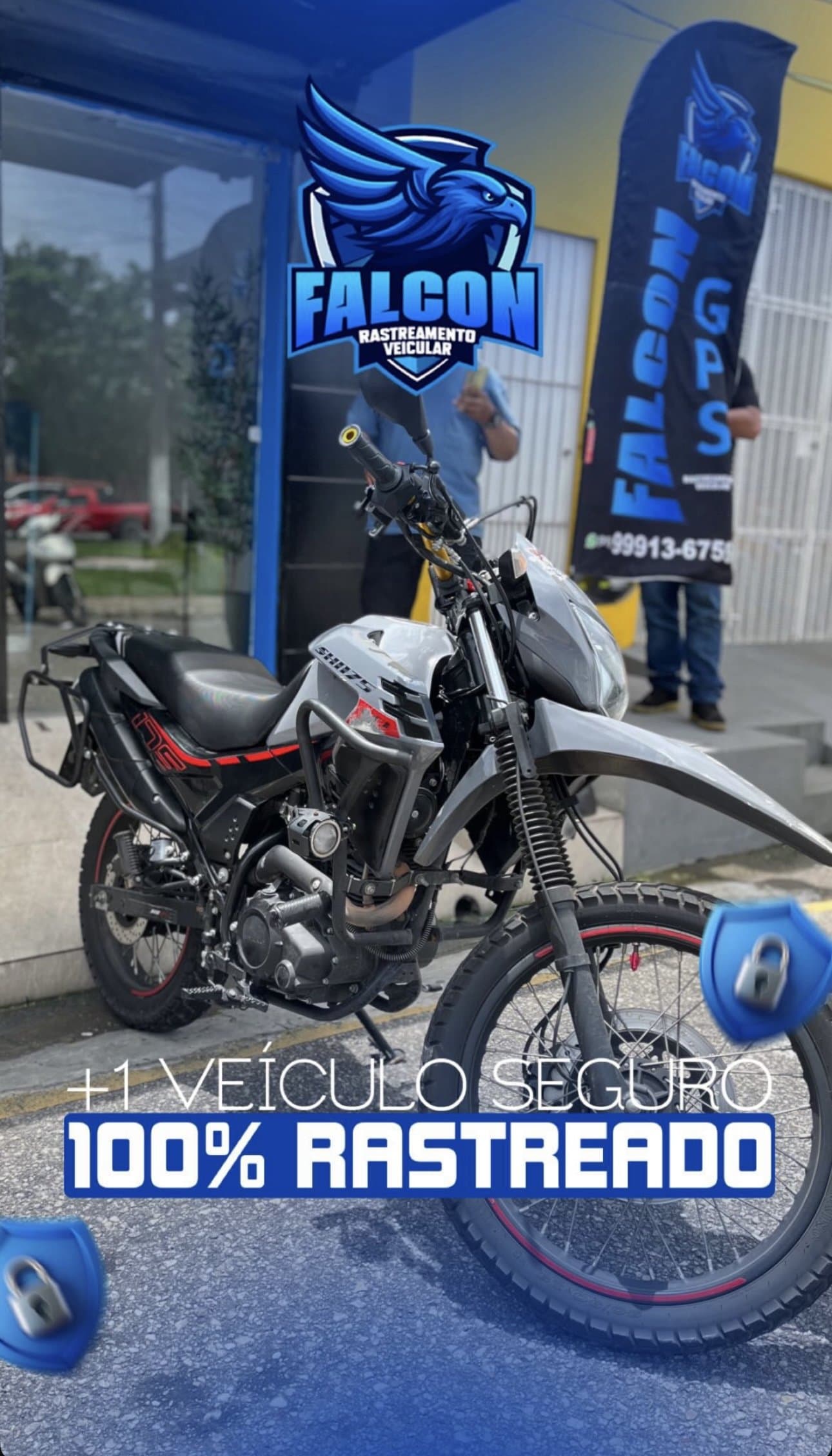Moto Yamaha Shineray com bandeira Falcon GPS na loja