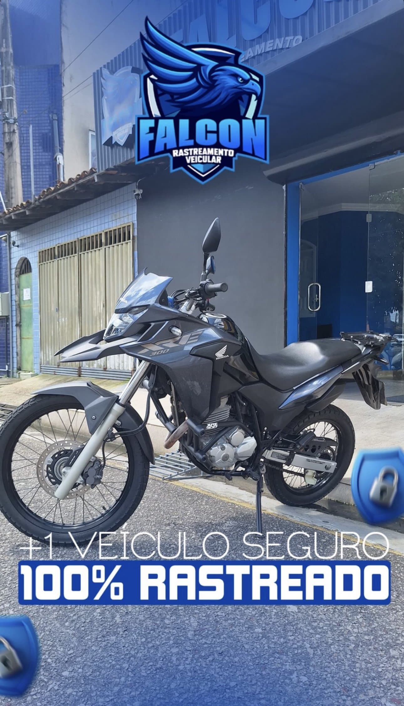 Moto Honda XRE 300 preta em frente à loja Falcon